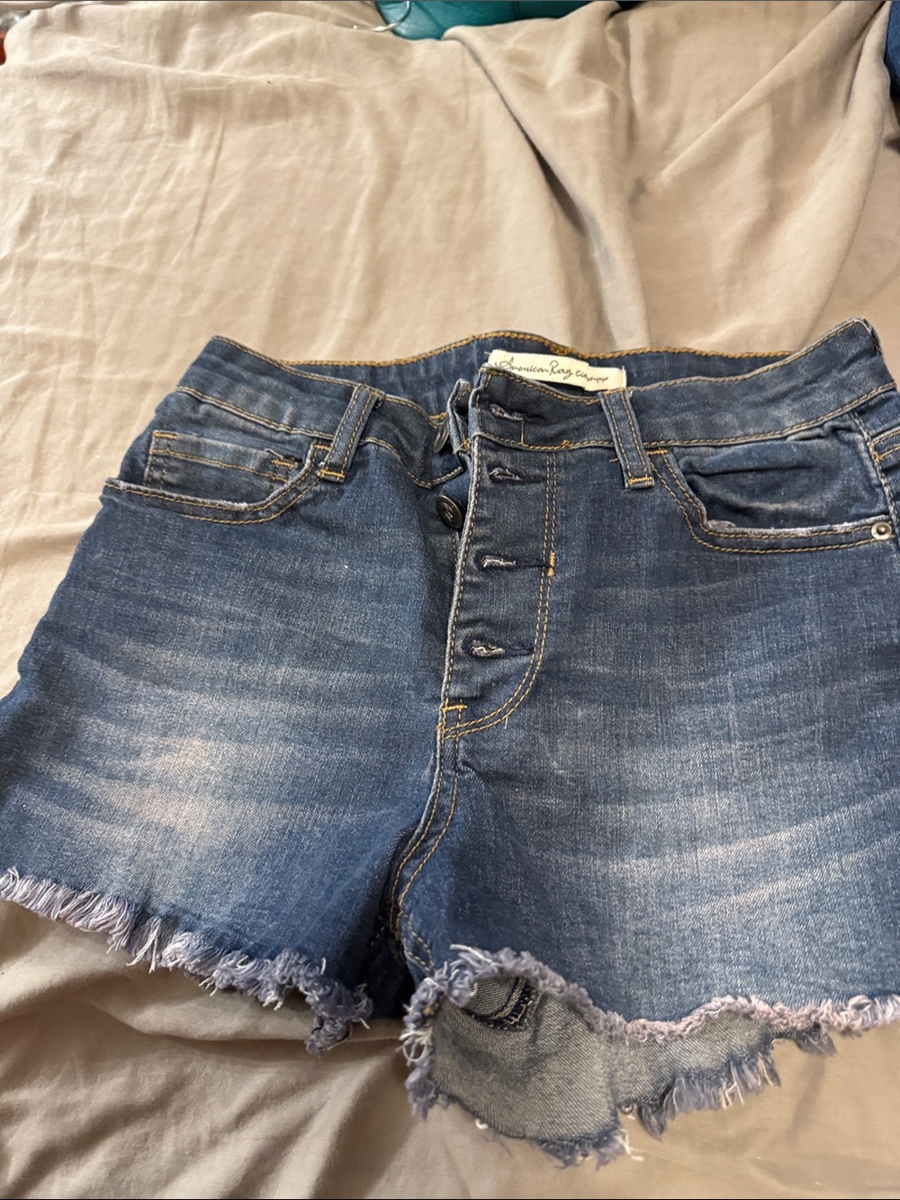 Button-Front Frayed Hem Denim Shorts in Blue